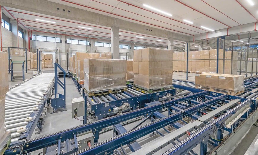 Moderna Products quadruples its capacity for plastic pet supplies with an automated warehouse from Mecalux